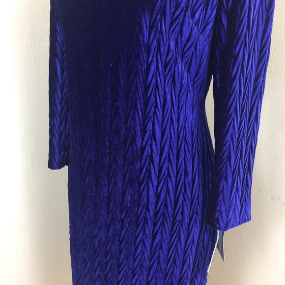 New  Maggy London  Dress. Blue Velvet. Sz. 4 - Picture 4 of 9